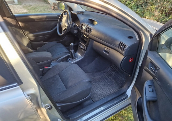 Toyota Avensis cena 8750 przebieg: 446000, rok produkcji 2005 z Sochaczew małe 172